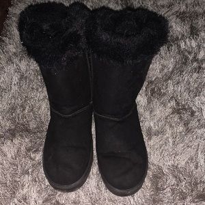 I’m selling black boots